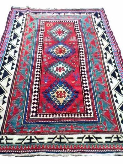 null KAZAK-BORCHALOU (Caucase)
Rare tapis à champ brique à quatre médaillons à tarentules...