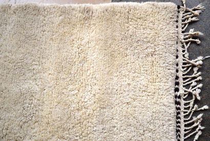 null MRIRT (Maroc)
Tapis en laine blanc
206 x 142 cm
