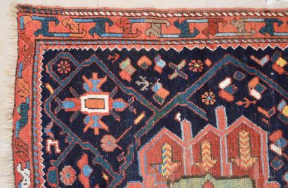 null AZERBADJIAN (Caucase)
Original tapis à champ bleu nuit à décor géométrique en...