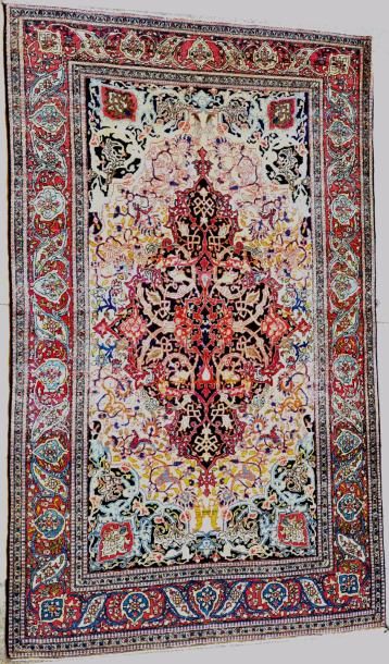 null ISPAHAN (Perse)
Tapis à velours en laine, chaînes, trame et franges en coton,...