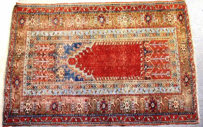 null LADIK (Anatolie centrale)
Tapis de forme prière à décor rouge et bleu
Fin XVIIème...