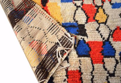 null AZILAL (Haute Atlas, Maroc)
Tapis en laine à décor géométrique polychrome
190...