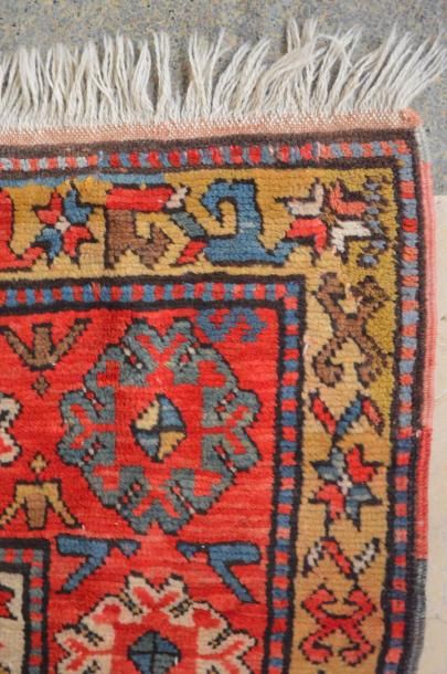 null GENDJE (Caucase)
Tapis à velours, chaînes, trame et franges en laine, à décor...