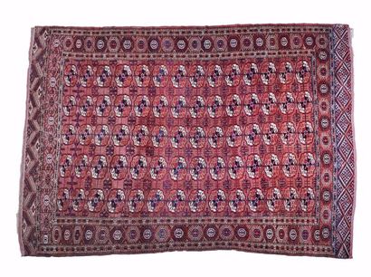 null TEKKE-BOUKHARA (Turkmen)
Important tapis à champ grenat à décor de Gühls (pattes...