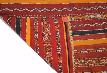 null KILIM BERBERE (Maroc)
Tapis à décor bayadère rouge et ocre
Milieu XXème siècle
265...