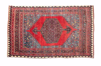 null BIDJAR (Perse)
Important et original tapis tissé sur chaînes en laine, prouvant...