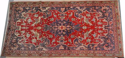 KOUBA (Caucase)
Original et fin tapis à champ...