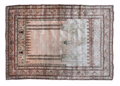 TABRIZ (Atelier de Maître Hadji Alili) Exceptionnel et fin tapis de forme prière...