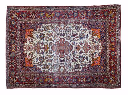 null ISPAHAN (Iran)
Fin tapis à velours en laine, chaînes, trame et franges en coton,...