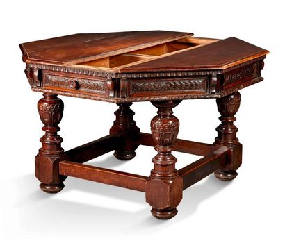 null Table de forme hexagonale en bois mouluré et sculpté.
De style Renaissance.
H:...