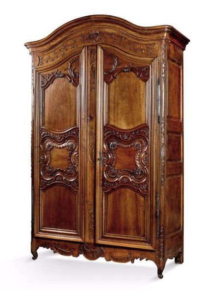 null Armoire en noyer mouluré et sculpté à décor de réserves et coquilles, ouvrant...