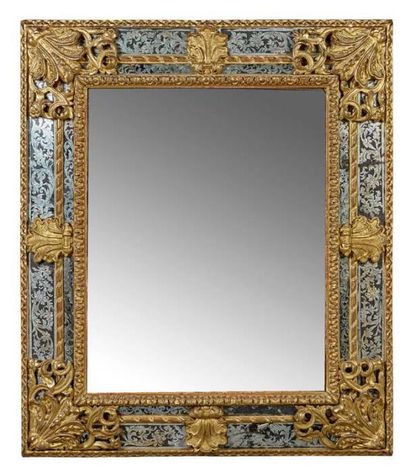 null Important miroir à parecloses en bois doré sculpté de feuillages et motifs floraux...