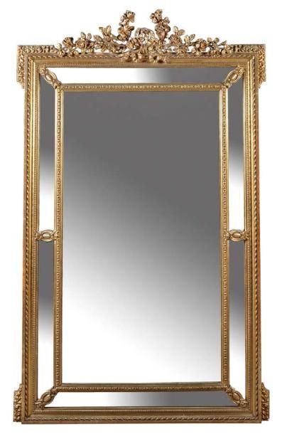 null Grand miroir à parecloses, en bois et stuc doré, le fronton figurant une couronne...