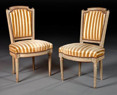 null Paire de chaises en bois mouluré, sculpté et laqué blanc, dossier à anse de...