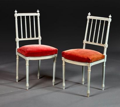 null Paire de chaises en bois mouluré et sculpté, rechampi bleu, les pieds cannelés...