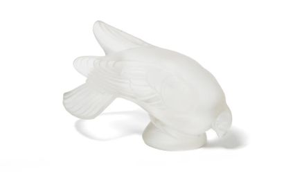 null «Colombe»
Mascotte en verre blanc moulé pressé, satiné mat, signée Warren Kessler.
H:...