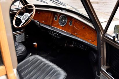 1968 - MORRIS MINI 1000 MkII TRAVELLER Le charme d'un break woody
Elégante à la campagne...