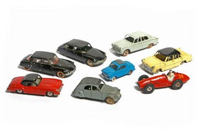 DINKY TOYS MECCANO Lot de 8 miniatures, comprenant:
PEUGEOT 403, ref 24B, CITROEN...