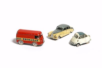 QUIRALU Lot de 3 miniatures, comprenant:
ROLLS ROYCE, ISETA VELAM, PEUGEOT D4.A ...