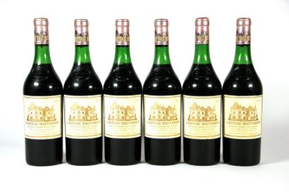 null 6 B CHÂTEAU HAUT BRION (2 à 3,2; 2 à 3,5 et 2 à 4 cm; e.t. légères à e.l.a.)...