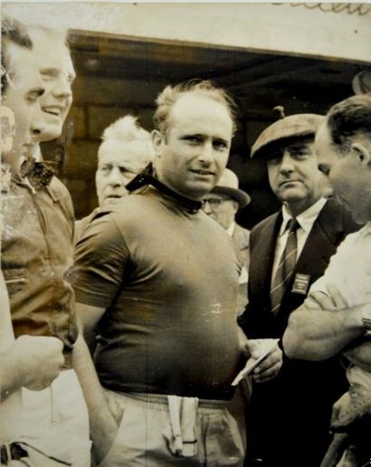 null Photo d'époque de Juan Manuel Fangio entouré de Stirling Moss et Mike Hawth...