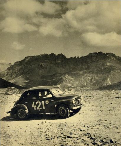 null Photo dépoque d'une Renault 4cv au Tour de France Automobile 1951
