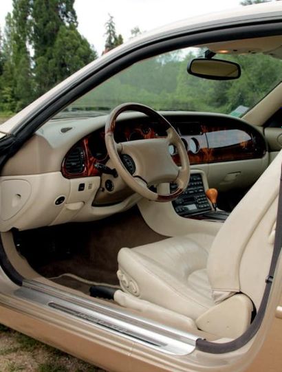 1998 - JAGUAR XK8 L'héritière de la Type-E L'univers Jaguar à un prix abordable
Voiture...