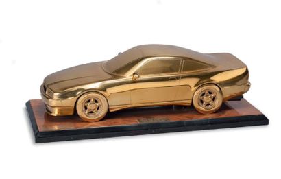 Michel SAUZE Très rare bronze à patine dorée d'une Aston Martin
Virage sur socle...