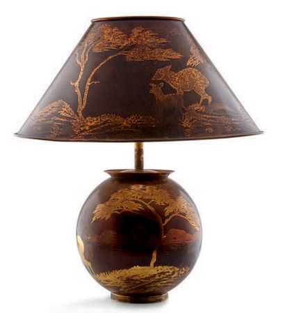 LUCIEN GERFAUX (XXe) 
Lampe en métal laqué à décor de biches et faons dans un paysage.
Signée.
H...