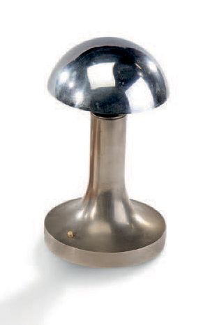 JEAN PERZEL, atelier de 
Lampe de table en métal nickelé à abat-jour hémisphérique,...