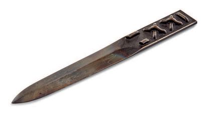 MICHEL ZADOUNAÏSKY (1903- 1983) 
Coupe-papier en métal martelé orné d'un lien au...