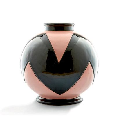 GENO - MONTIÈRES 
Vase de forme sphérique en céramique émaillée rose et noir à décor...