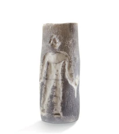 PICHAUD (XXE) 
Vase rouleau en céramique craquelée blanche à décor stylisé de personnages.
H:...