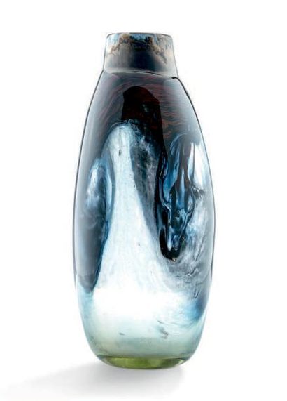 CLAUDSE MONOT (1944-1990) 
Vase ovoide en verre soufflé translucide à nuance rouge...