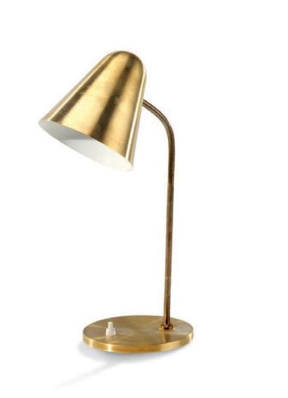 JACQUES BINY (1913- 1976) 
Lampe en laiton doré, double rotule, l'une sur le socle,...
