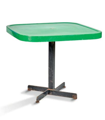 Charlotte PERRIAND (1903-1999) 
Table carrée
Plateau en fibre de verre laqué vert,...