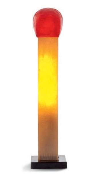 TRAVAIL MODERNE 
Lampe «Allumette» en bois laqué.
H: 52,5 cm