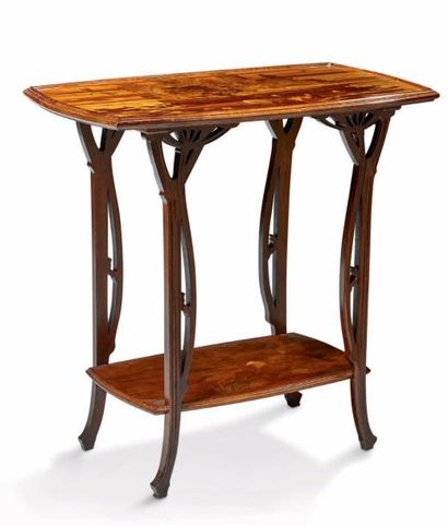 Émile GALLÉ (1846-1904) 
Table à thé en hêtre teinté à deux plateaux rectangulaires...