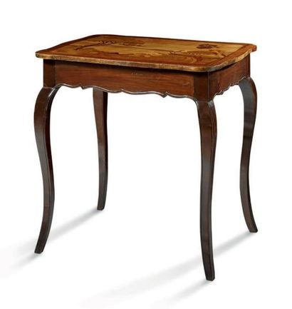 Paul GUTH (1878-1918) 
Table d'appoint à plateau marqueté en placage de bois exotiques...