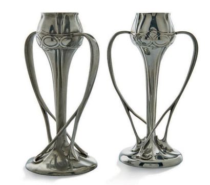 TRAVAIL FRANÇAIS 1900 
Paire de vases soliflore à anses en étain.
H: 25 cm