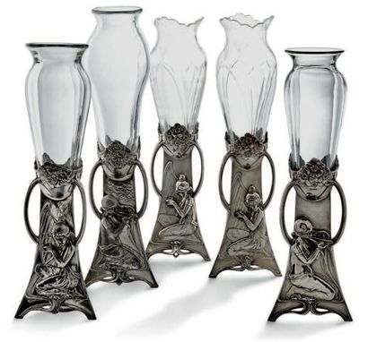 TRAVAIL FRANÇAIS 1900 
Suite de cinq vases
La monture en métal argenté à décor de...