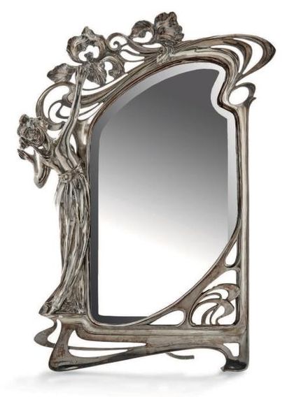VICTOR SAGLIE, DANS LE GOÛT 
Miroir de table en métal argenté dans le style de Saglier...