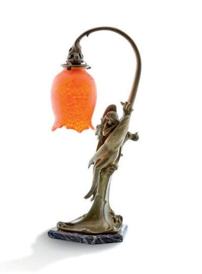 CHARLES THEODORE PERRON (1862- 1934) 
Pied de lampe en bronze à décor d'une femme...