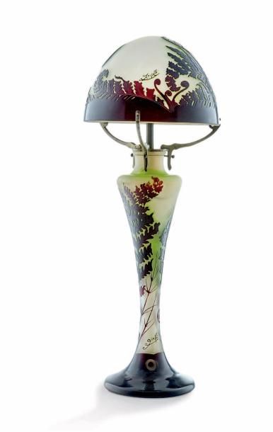 ÉTABLISSEMENTS GALLÉ 
Lampe champignon en verre multicouche à décor dégagé à l'acide...