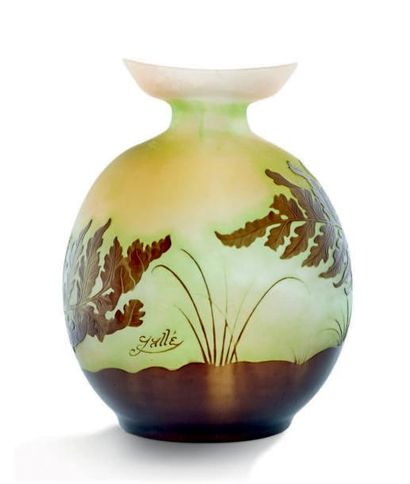 ÉTABLISSEMENTS GALLÉ 
Vase à panse renflée et col évasé pincé en verre doublé à décor...