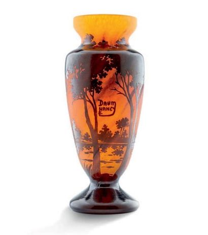 DAUM, À LA MANIÈRE DE 
Vase balustre en verre à décor d'un paysage lacustre brun...