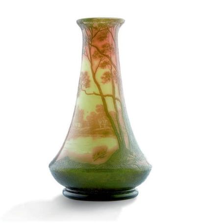 J.MICHEL PARIS 
Vase de forme balustre à large panse et long col en verre multicouche...