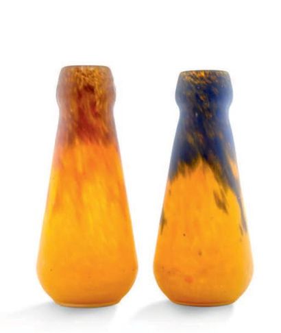 MÜLLER FRÈRES 
Suite de deux vases en verre marmoréens orange nuancé jaune et jaune...