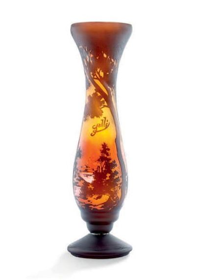 GALLÉ, À LA MANIÈRE DE 
Vase de forme balustre à décor dégagé à l'acide d'un paysage...