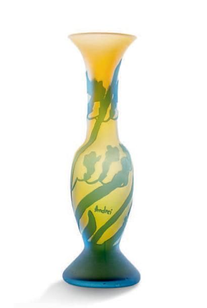 ANDREI 
Vase de forme balustre à décor dégagé à l'acide de motifs floraux vert bleuté...